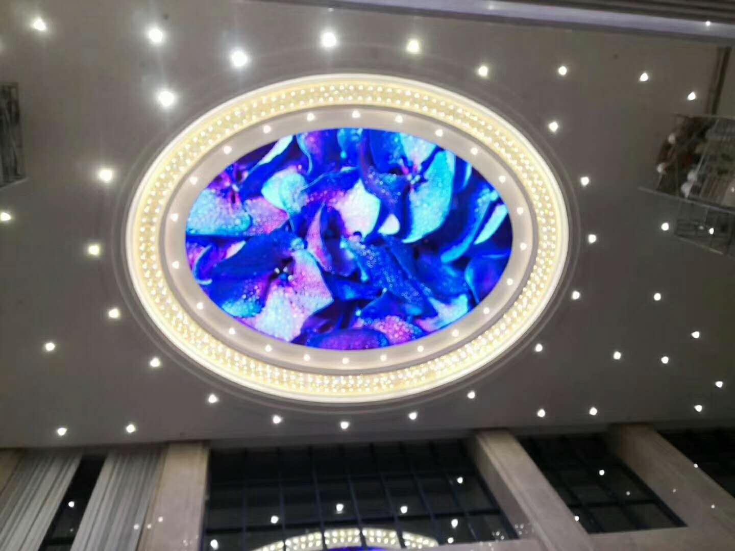 山东青岛某酒店室内P4全彩LED显示屏平天幕圆形屏